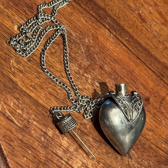 Silver Vintage Heart Pendant Perfume bottle Necklace - Picture 10 of 11